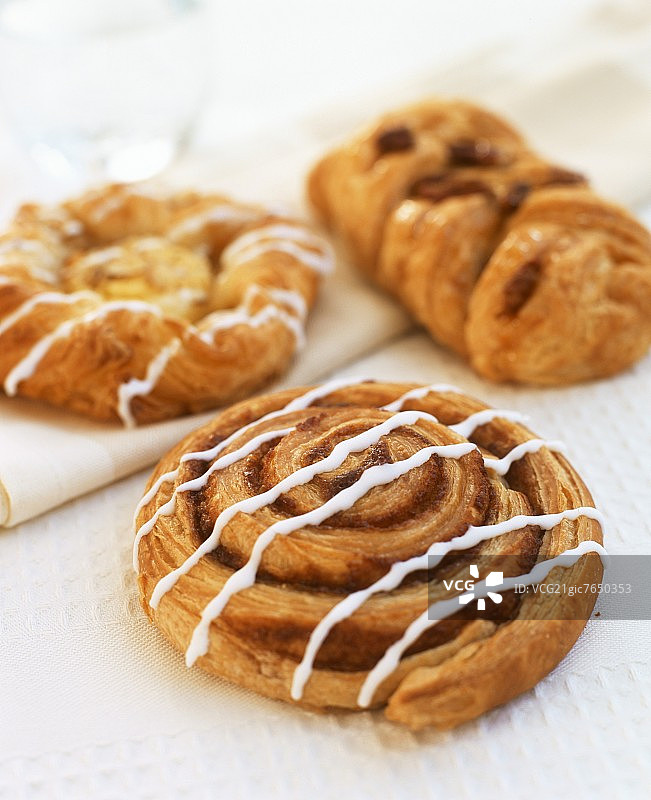 三种不同的丹麦糕点图片素材