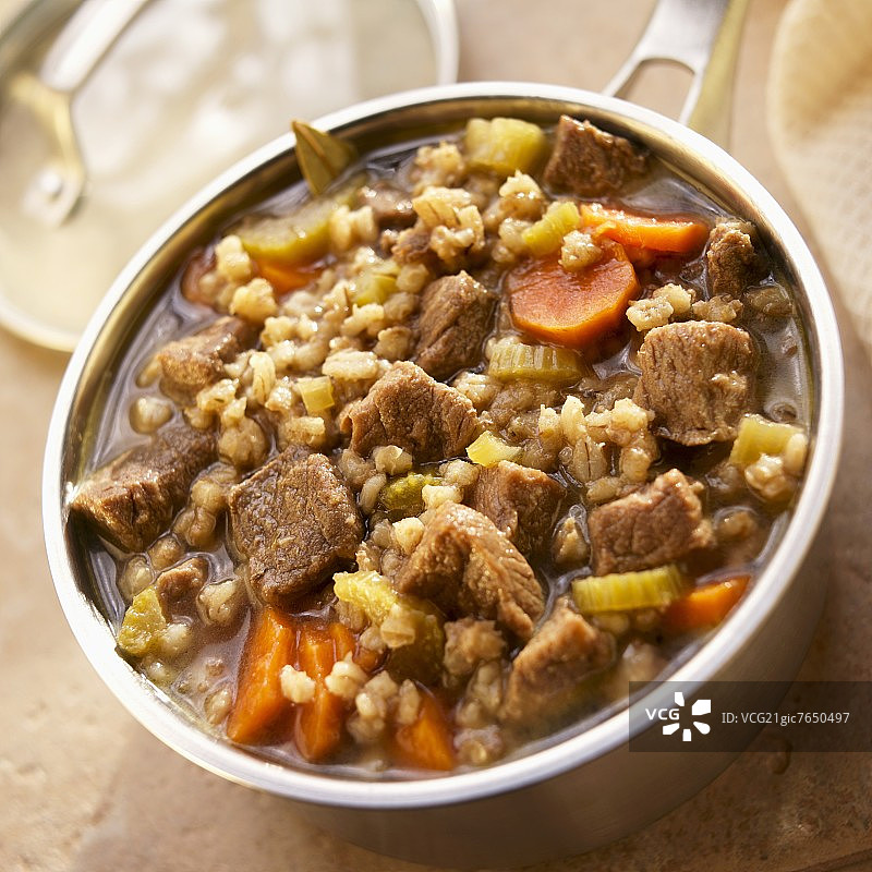 胡萝卜芹菜大麦牛肉汤图片素材