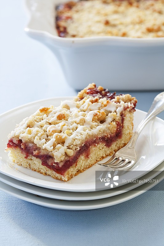 堆叠的白色盘子上的樱桃咖啡蛋糕和叉子图片素材