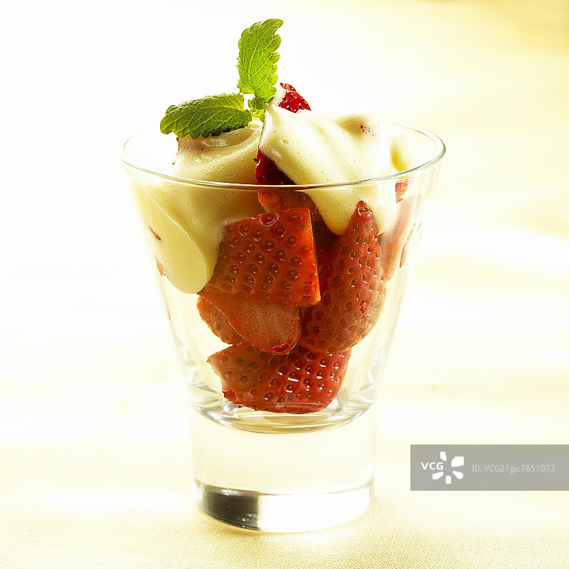 新鲜草莓搭配意大利蛋黄酱图片素材