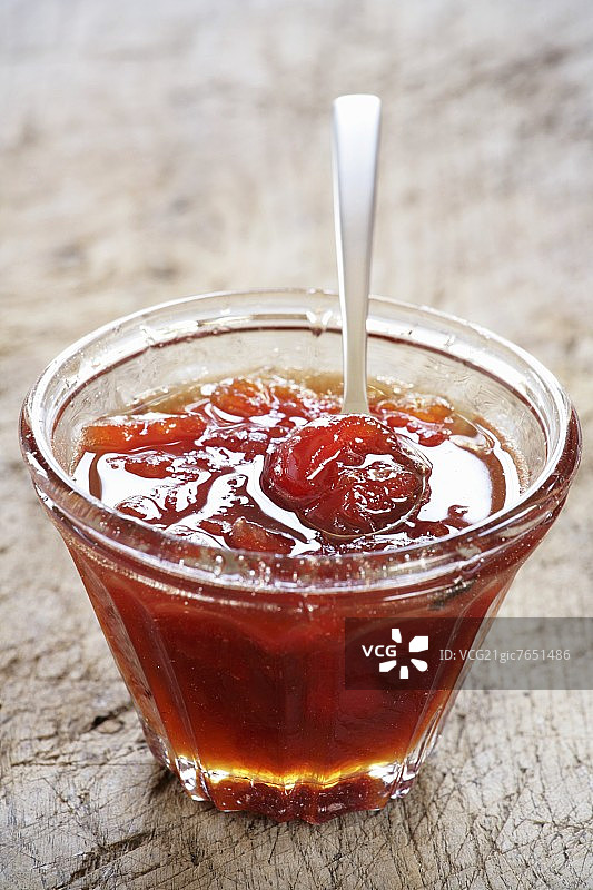 玻璃盘中配勺子的西瓜酱图片素材