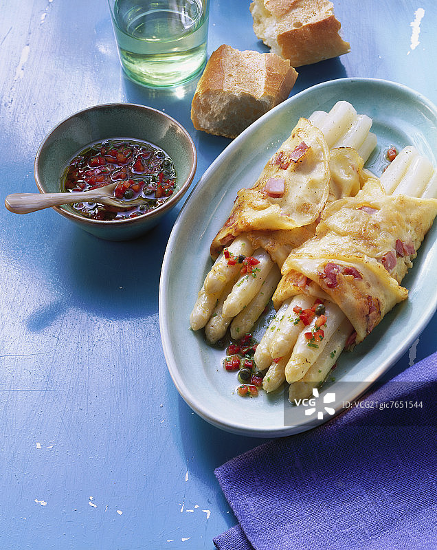 白芦笋火腿胡椒酸豆酱可丽饼图片素材