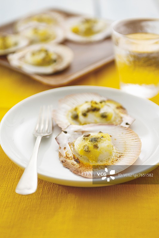 烤扇贝配刺山柑和柠檬酱图片素材