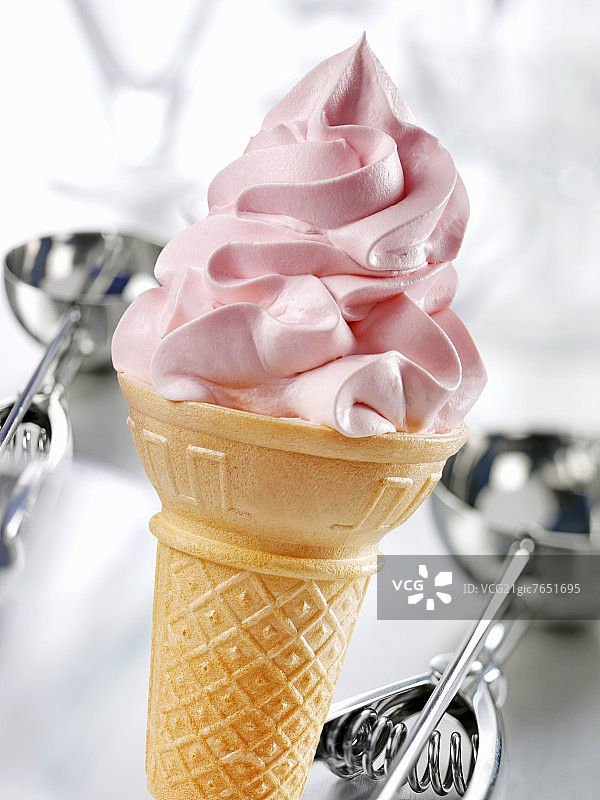 草莓软冰淇淋甜筒图片素材