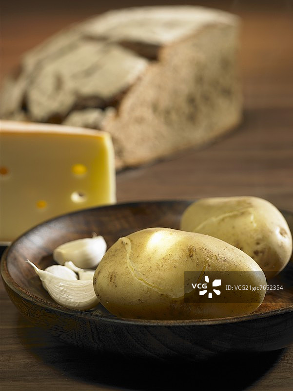 拉克莱特奶酪的食材：土豆、大蒜和奶酪图片素材