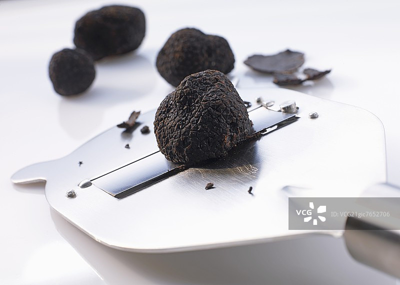 带切片器的黑松露蘑菇图片素材