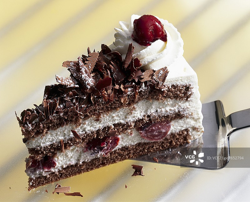 蛋糕铲上的黑森林蛋糕图片素材