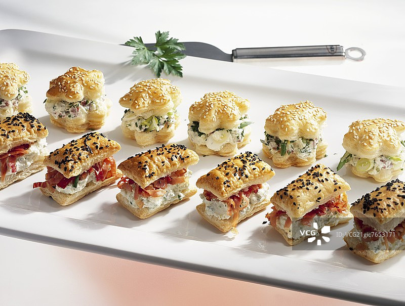 填满软奶酪、萨拉米和火腿的酥皮糕点图片素材