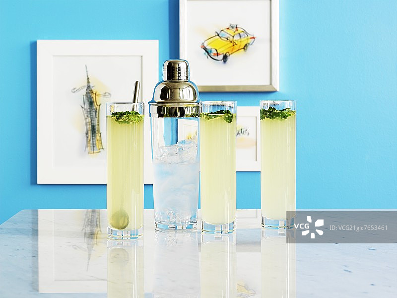 三个鸡尾酒和调酒器，描绘纽约图片素材