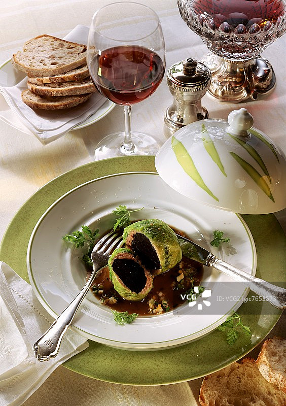 Savoy白菜叶里的松露图片素材