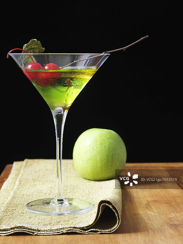 带樱桃装饰的苹果马提尼图片素材