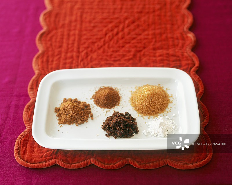 白色盘子上的糖类图片素材