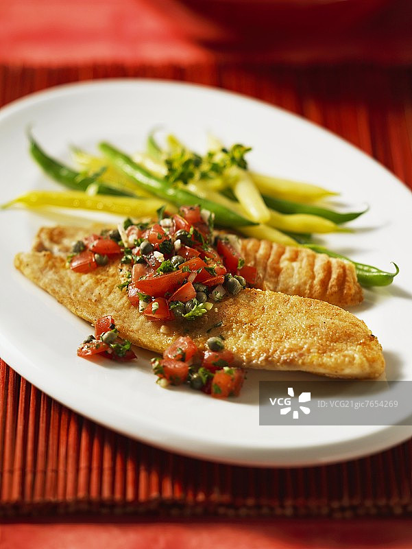 配番茄刺山柑沙司和豆类混合的罗非鱼片图片素材