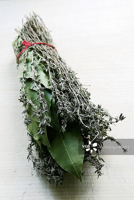 一束百里香和月桂叶图片素材