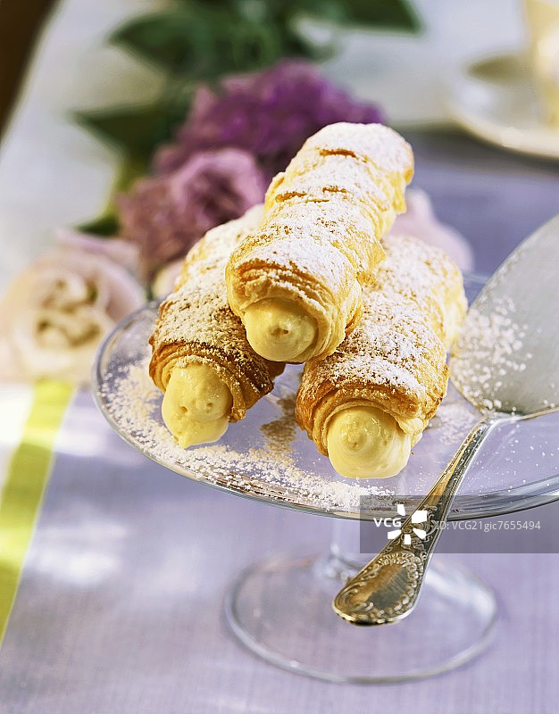 三个带糖粉的鲜奶油卷图片素材