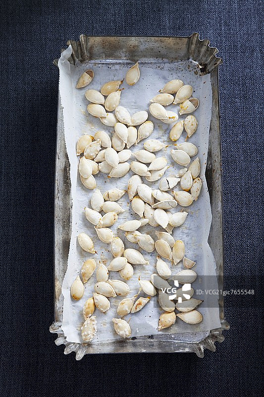 烘焙纸上的南瓜籽图片素材