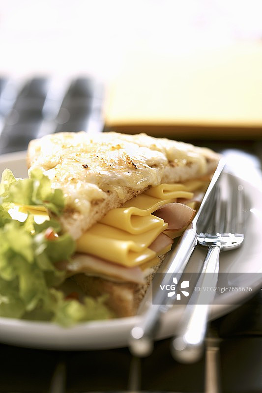 烤火腿奶酪三明治配沙拉图片素材