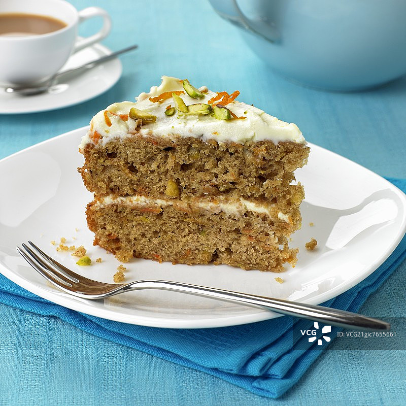 一块马斯卡彭馅的胡萝卜蛋糕图片素材