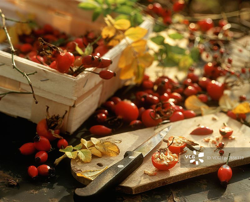 切开的玫瑰果图片素材