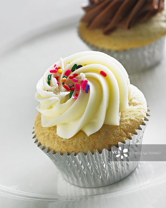 白色奶油纸杯蛋糕图片素材