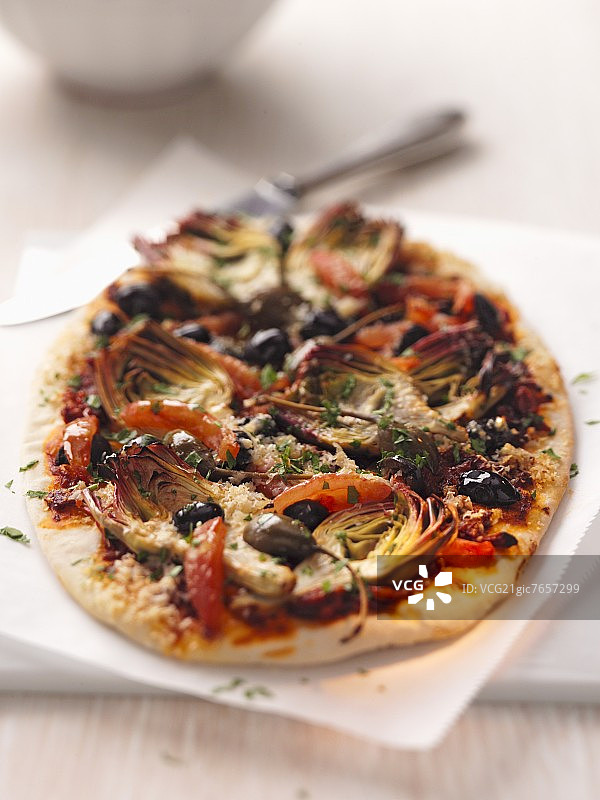 朝鲜蓟、橄榄和刺山柑披萨图片素材