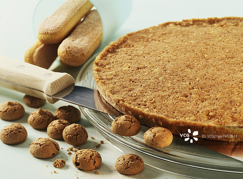 由海绵手指饼干和杏仁饼干制成的蛋糕底图片素材