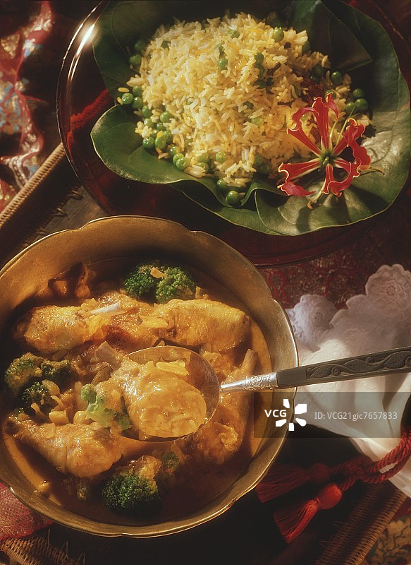 藏红花米饭配豌豆和咖喱鸡肉配西兰花图片素材
