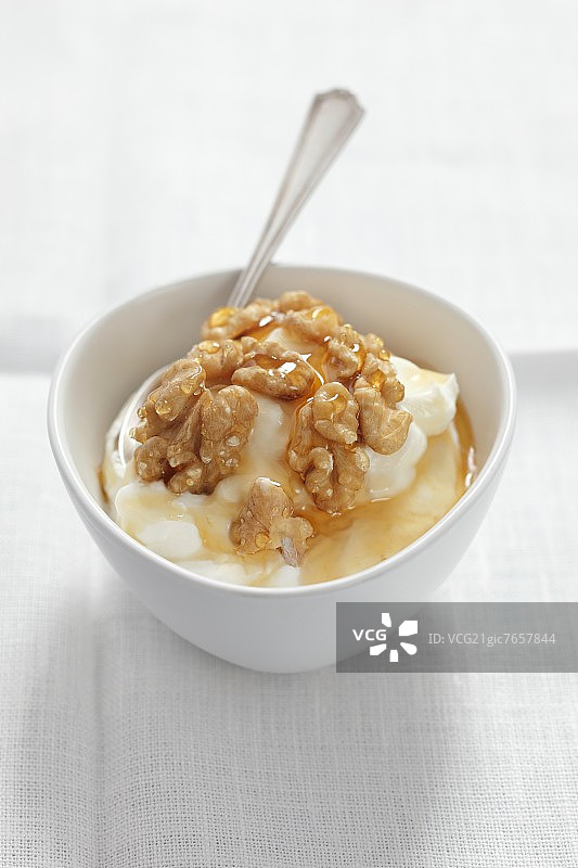 核桃蜂蜜希腊酸奶图片素材