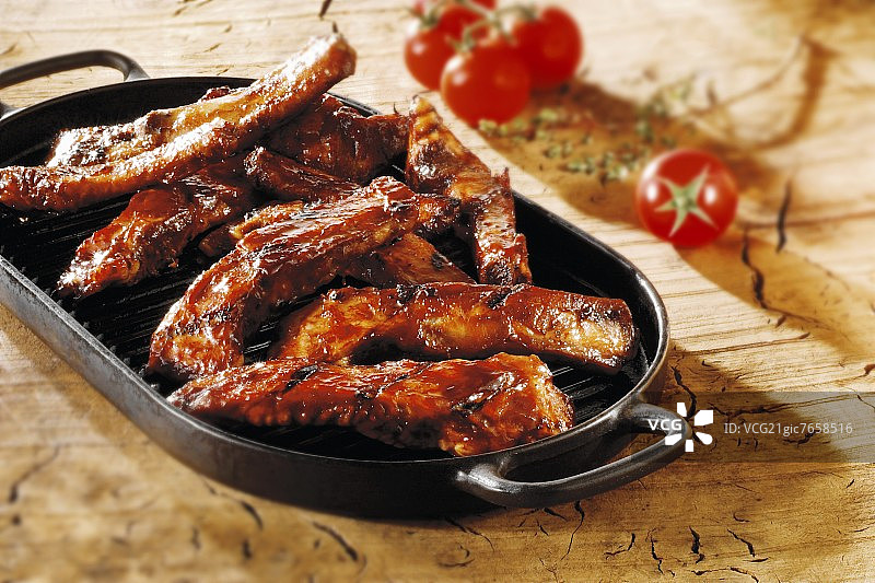 烤盘中的烤肋排图片素材