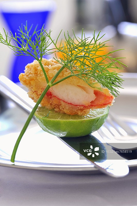 油炸蟹肉配青柠图片素材