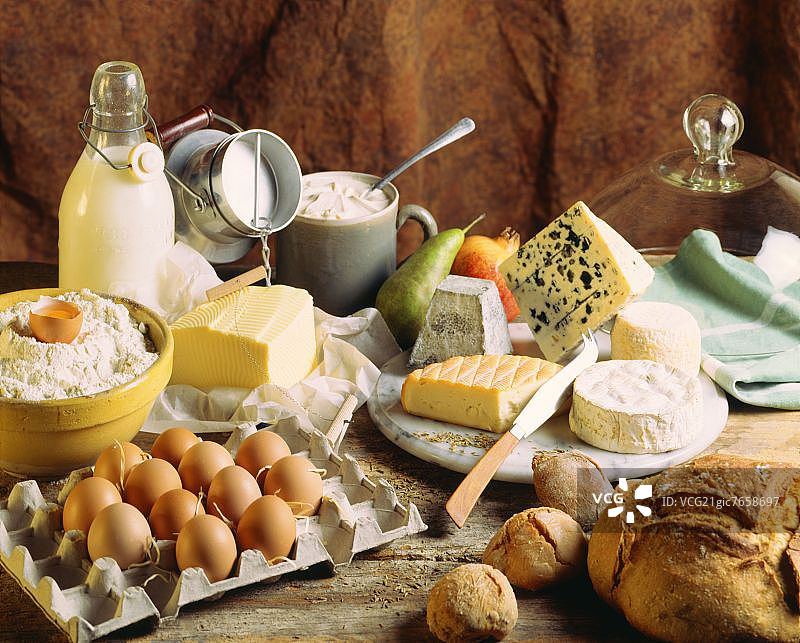 乳制品、鸡蛋、面包、面粉和水果静物图片素材