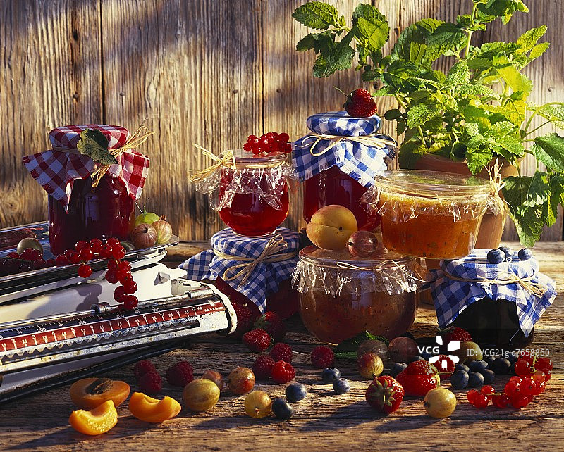 自制果酱和厨房秤图片素材