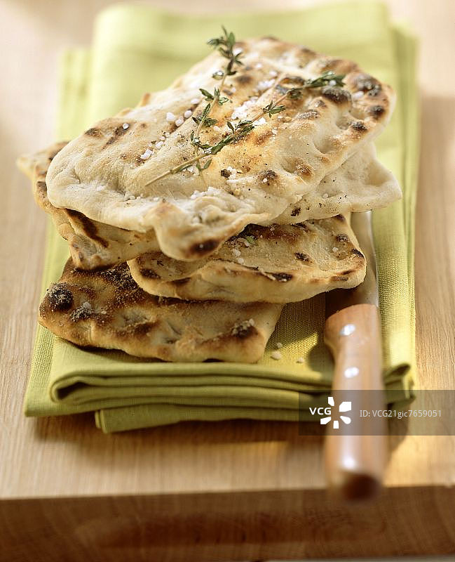 烤佛卡夏面包配软奶酪馅图片素材