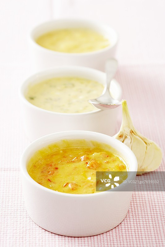 法式蒜蓉蛋黄酱、雷莫拉酱和蛋黄酱图片素材