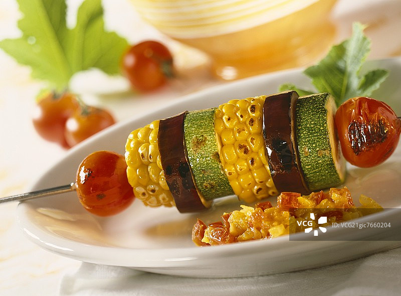 搭配辣椒酸辣酱的蔬菜烤串图片素材