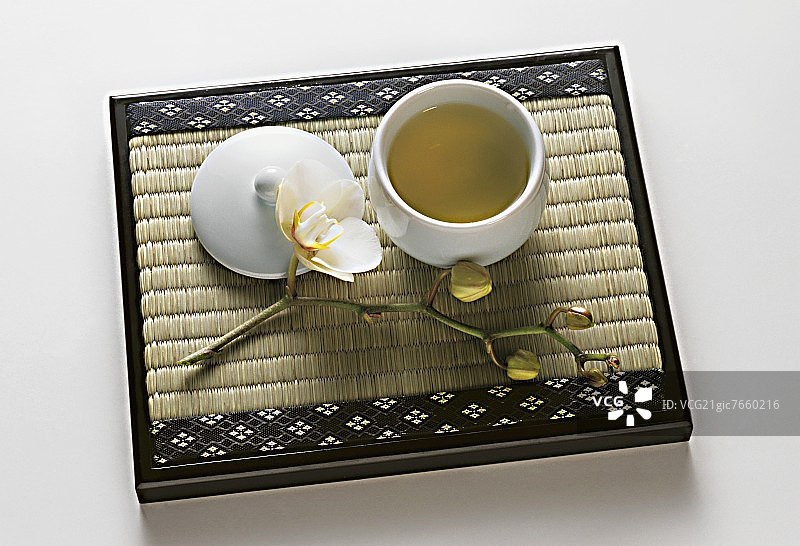 竹垫上的绿茶图片素材