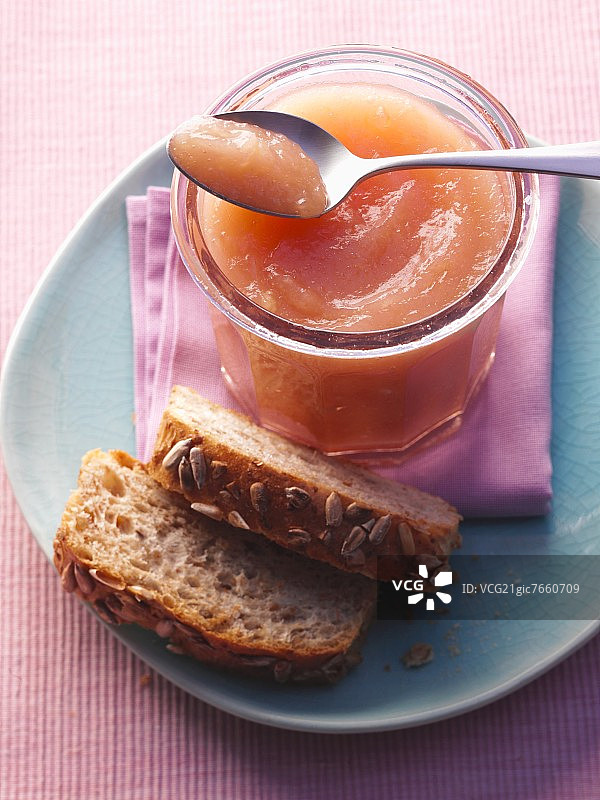 梨和桃子果酱配籽面包图片素材