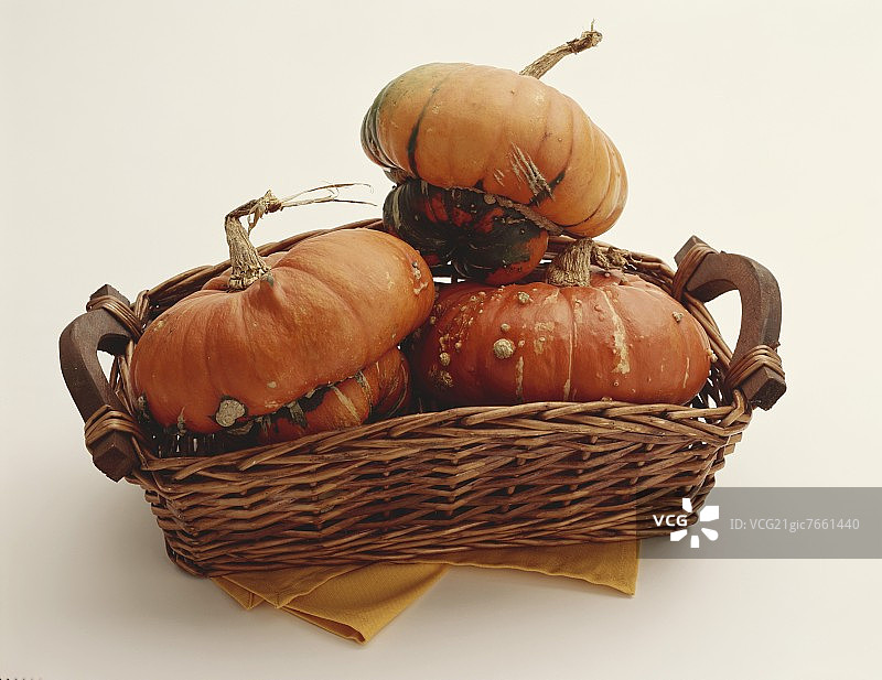 篮子里的土耳其头南瓜图片素材