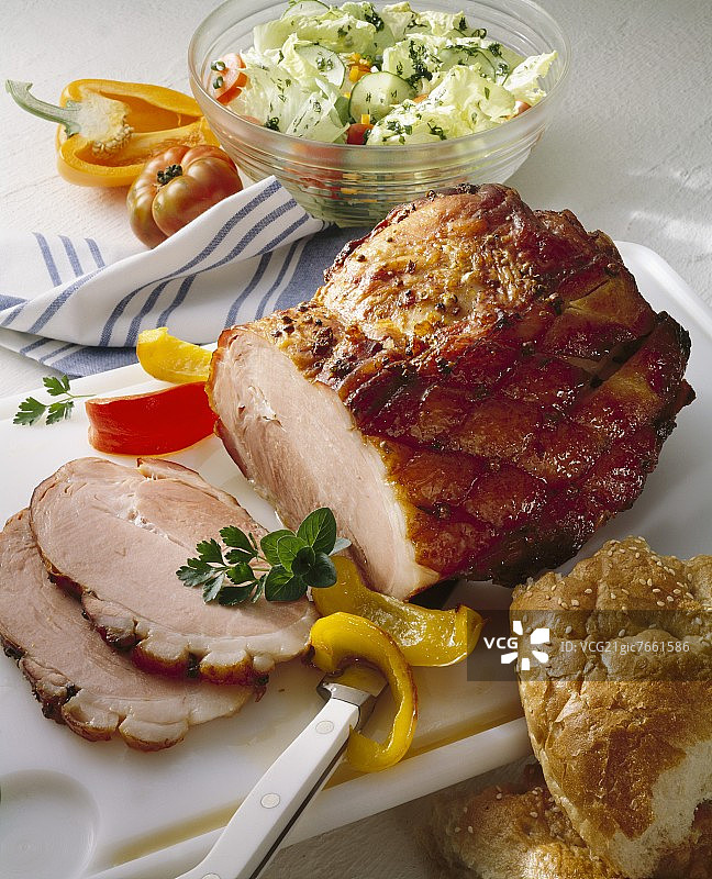 上釉火腿配沙拉和薄饼图片素材