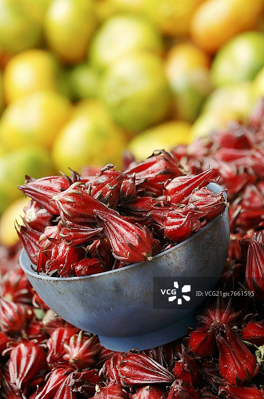 市场摊位上的洛神花图片素材
