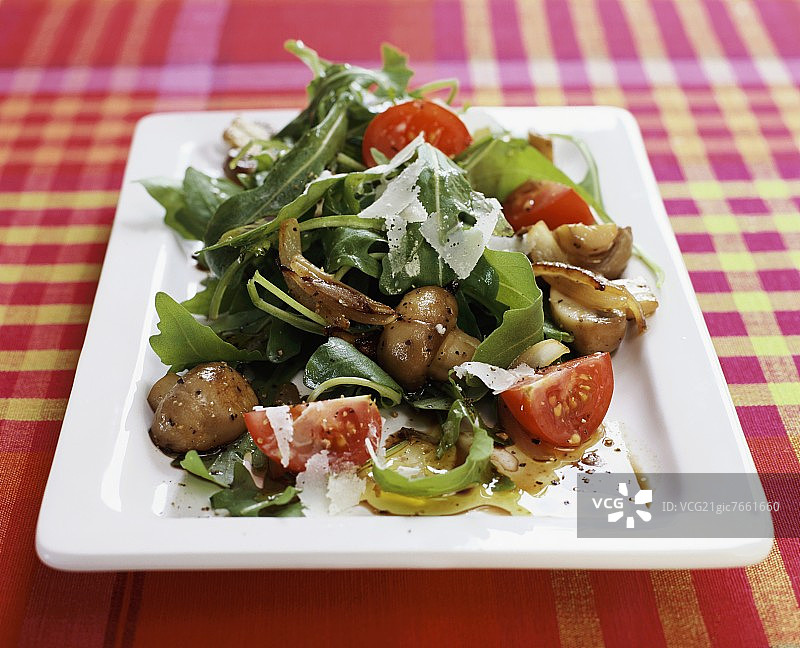 芝麻菜炒蘑菇沙拉图片素材