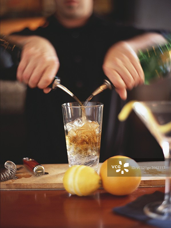 鸡尾酒：调酒师倒酒图片素材