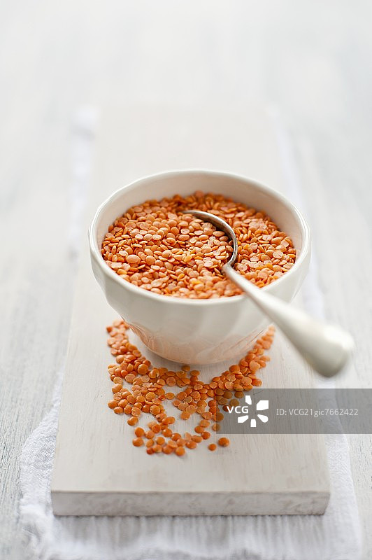 碗里装着红扁豆和勺子图片素材