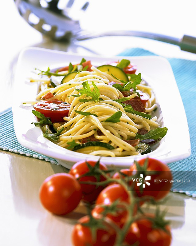 萨拉米火箭菜西葫芦番茄细面沙拉图片素材