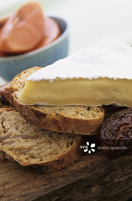 搭配无花果和茴香面包的布里奶酪图片素材