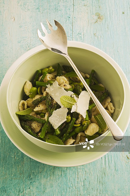 猫耳朵面配春季时蔬（芦笋和蚕豆）图片素材