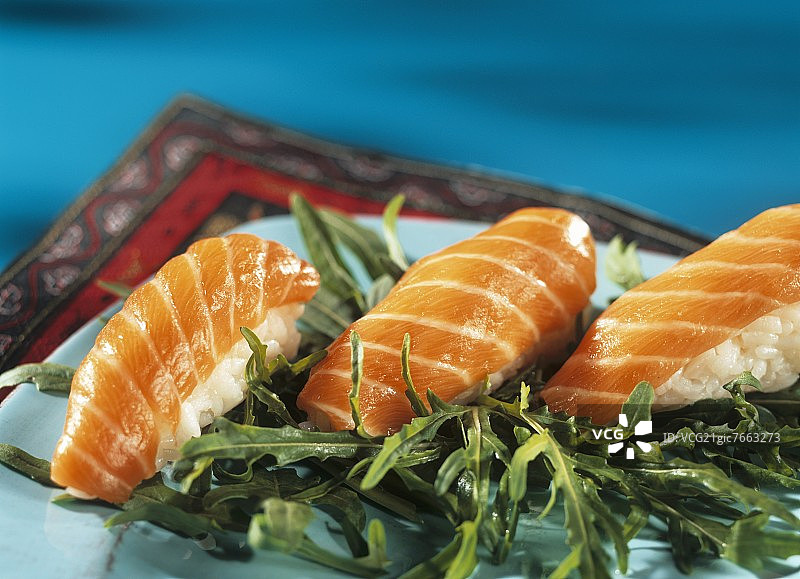 火箭上的三文鱼寿司饭团图片素材