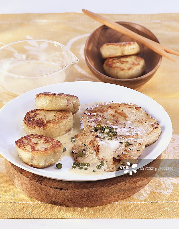 胡椒奶油汁肉片配土豆饼图片素材