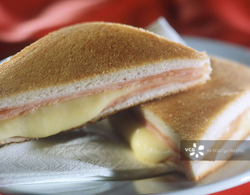 两份含奶酪和火腿馅的烤三明治图片素材