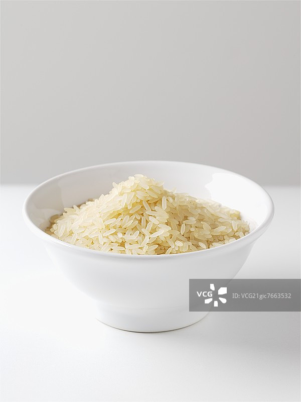 小碗里的未煮的米饭图片素材